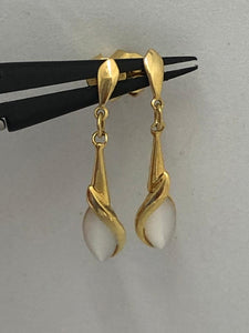 9k yellow gold pair of earrings with moonstone