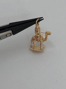 9k yellow gold charm - camel with rider