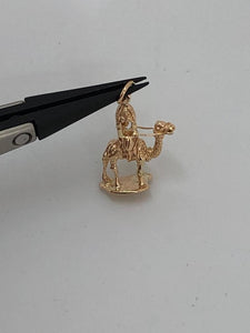 9k yellow gold charm - camel with rider