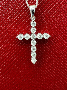 18k white gold cross with diamonds around 0.28ct G-H/VS2; 0.81g; dimensions 20mm in length with bail, 16.5mm without bail