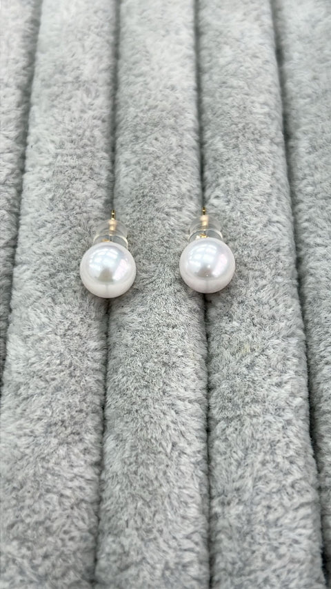 Akoya studs in 18k yellow gold; 8.50mm pearls, in round shape