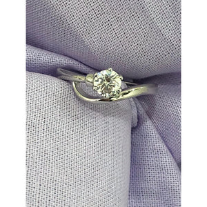 silver solitaire ring with cz; size M; 2g