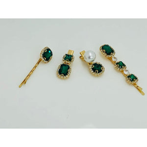 4 pieces in yellow metal with green stones and faux pearls